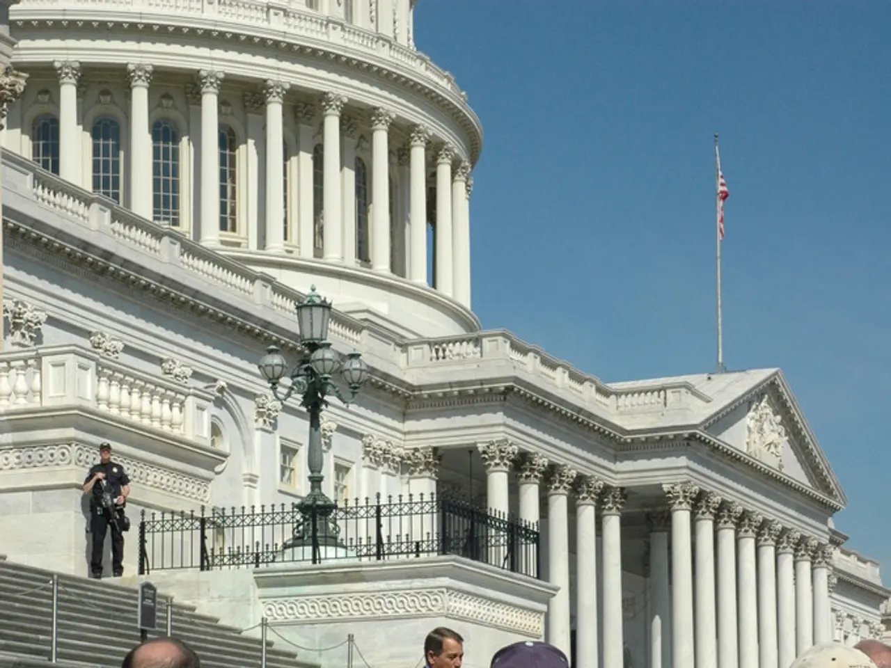 In them image we can see a group of people talking with an officer, there we see stairs, a person,...