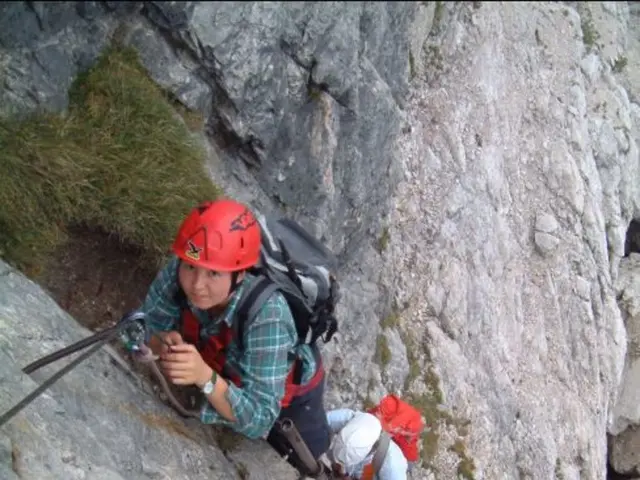 Encourage Success: Effective Leaders Simultaneously Motivate and Guide Their Teams